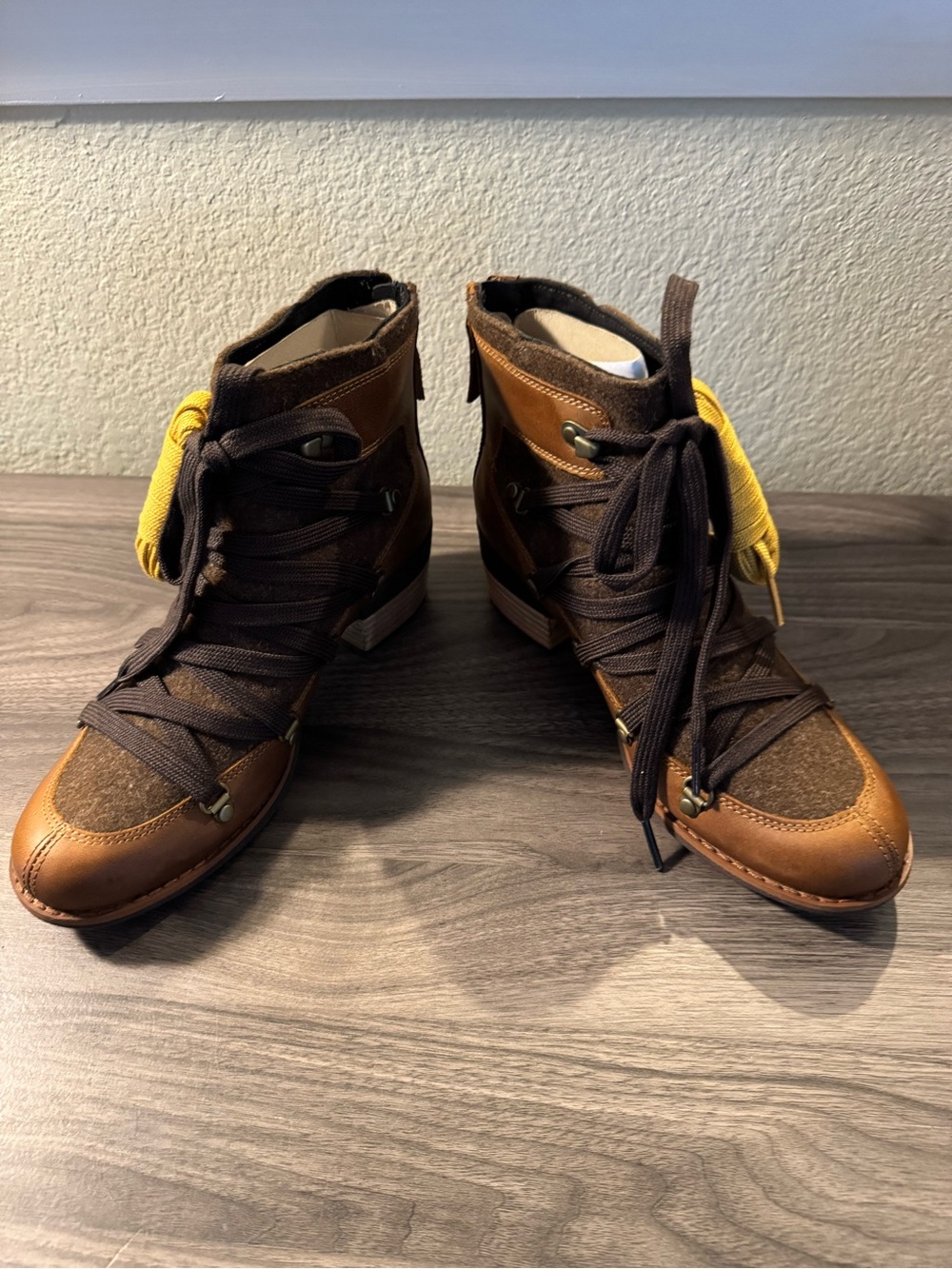 NIOB Merrell $140 Shiloh II Oak Warm Lace-Up Leather Boots, women’s size 6